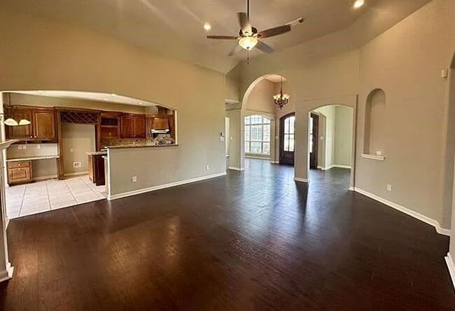 Building Photo - 305 Tyler Dr