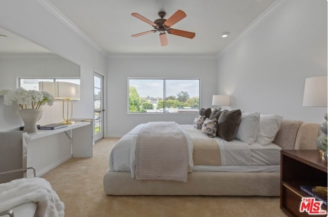 Primary bedroom - 612 S Barrington Ave