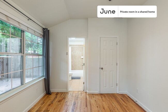 Building Photo - Room in Shared 4 bed/2 bath home