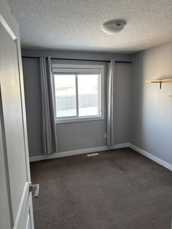 Photo du bâtiment - 153-151 51 Street Southwest