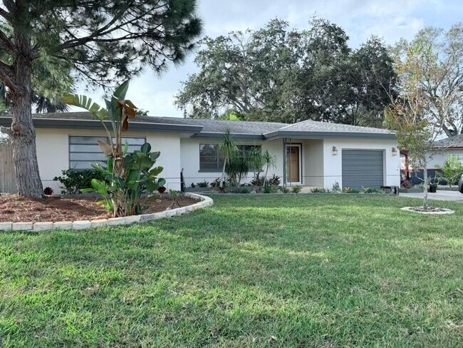Building Photo - Beautiful Clearwater Home with Pool - 2bed|2bath
