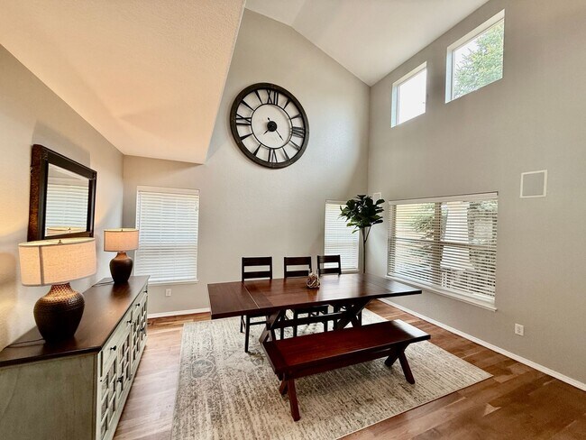 Building Photo - Stunning 4-Bedroom Home with Loft and Fini...