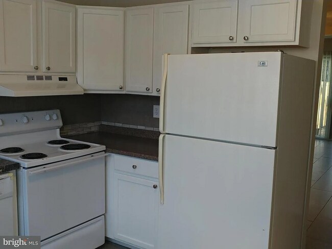 Building Photo - 3 Bedroom 1.5 Bathroom Townhouse in Edgewo...