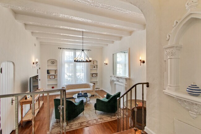 Foto del edificio - 8258 Fountain Ave