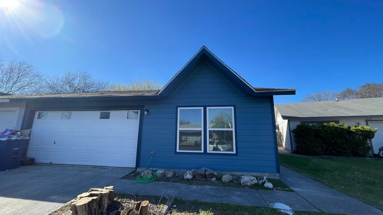 Large 2/2 duplex with a 2 car garage - Large 2/2 duplex with a 2 car garage