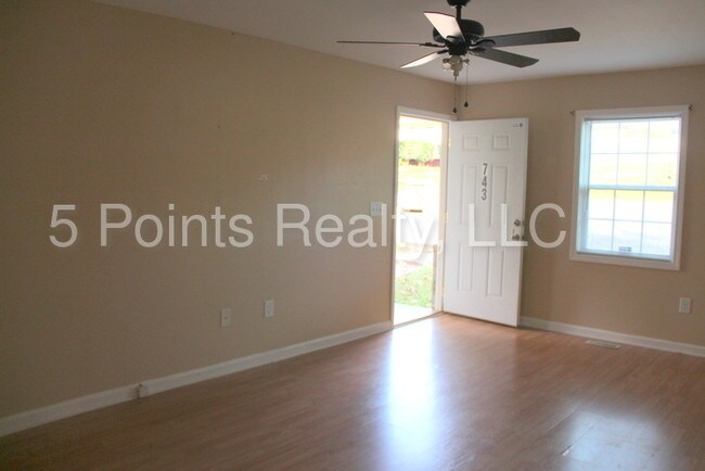 Building Photo - 743 Linden Green Dr
