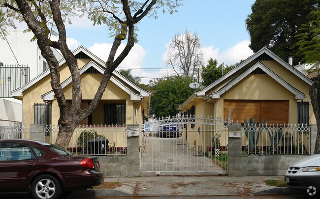 Foto del edificio - 4611-4613 Russell Ave