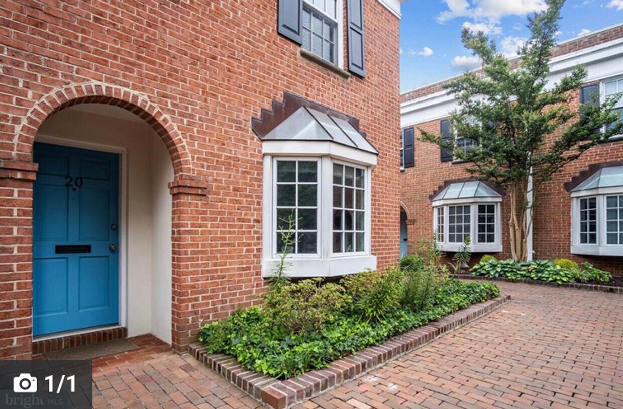 Primary Photo - Old Town Charming Spacious 2 Bedroom!