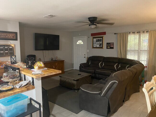 Foto del edificio - 7403 Pleasant Rdg Rd