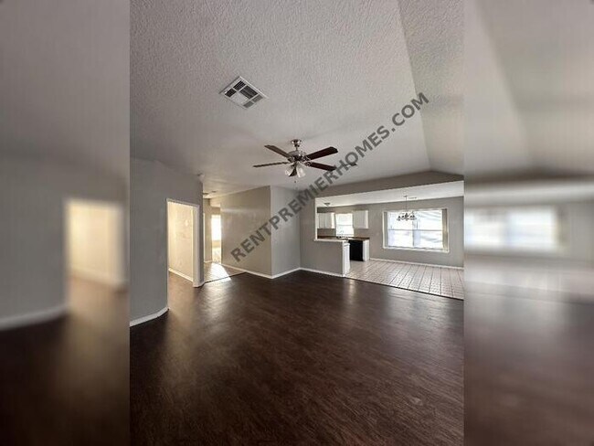 Foto del edificio - 900 Valley Ct