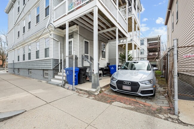 Building Photo - 627 E 6th St