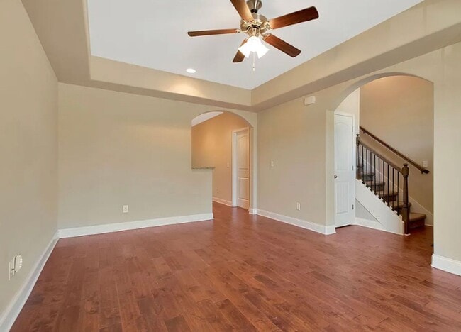 Building Photo - Three Master Suites - Super Location- Bellevue Area