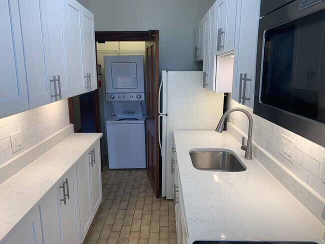 Kitchen / Washer-Dryer - 642 E Capitol St NE