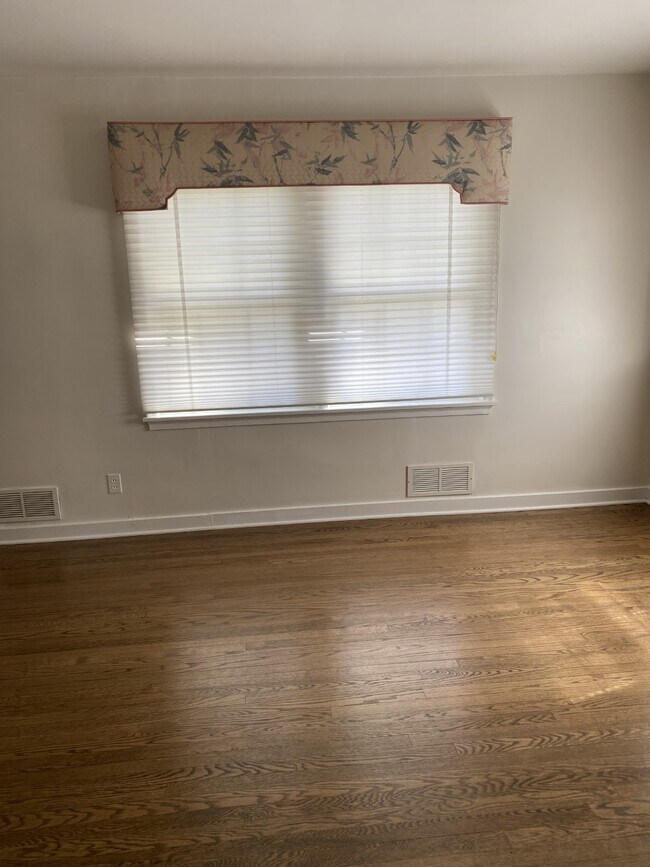 Sala de estar con segunda vista - 530 E Passaic Ave