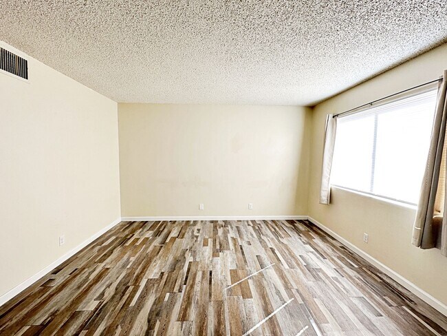 Building Photo - UPGRADED 2 BEDROOM 2 STORY CONDO