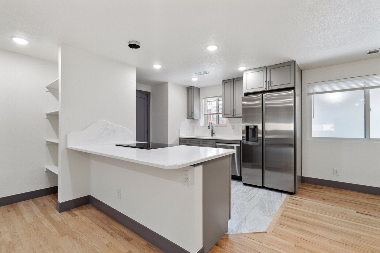 Foto principal - Meticulously updated charming unit in 4plex!