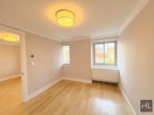 Building Photo - 2 bed 2 bath renovated with washer and dryer / Balcony / WEST 93 STREET