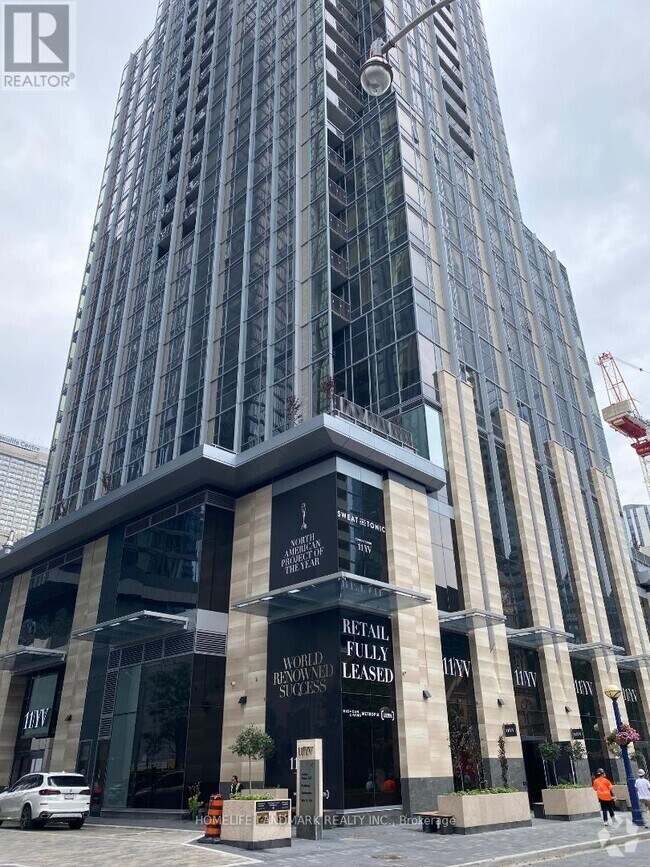 Building Photo - 11-2611 Yorkville Ave