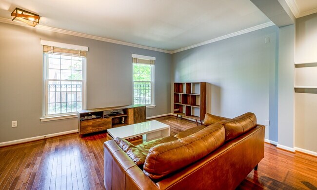 Foto del edificio - Comfortable Condo Living in Convenient Alexandria Location