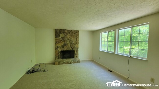 Building Photo - 1461 Silver Lake Dr