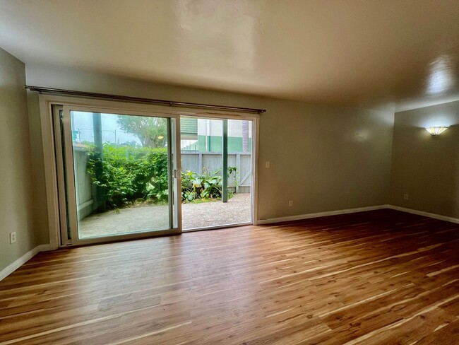 Foto del edificio - GREAT location, downstairs 2+2 condo