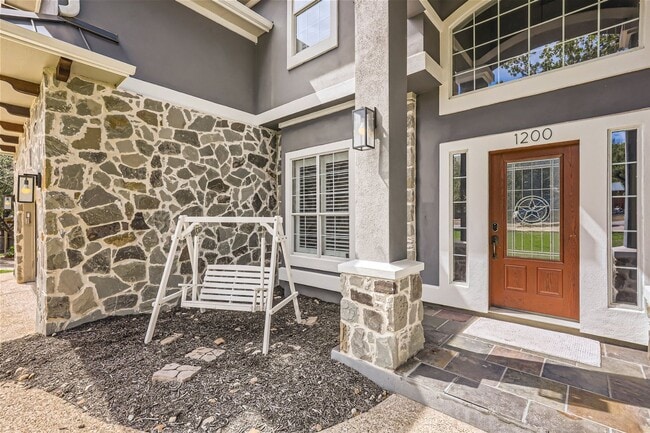 Building Photo - Furnished home w/ Backyard Pool. Walk to L...