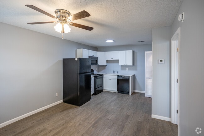 1 habitación, 1 baño, 700 pies cuadrados, sala de estar - Legacy Commons