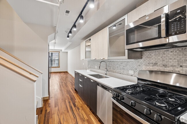 2BR, 2.5BA - 1,000SF - Kitchen - 4611 S Ellis Ave (Chicago, IL) Apartments