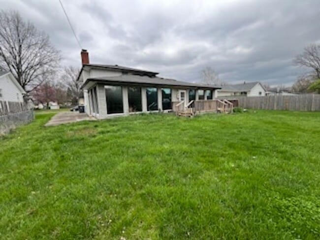 Building Photo - Spacious 3 bedroom 2 bathroom single famil...
