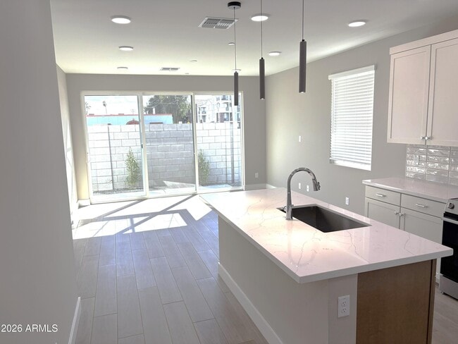 Building Photo - 1011 E Pasadena Ave