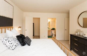 2BR, 1.5BA - 844 SF - Woodsdale Apartments