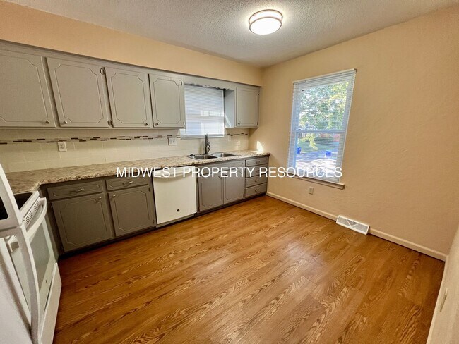 Building Photo - Freshly Updated 3 Bedroom Duplex