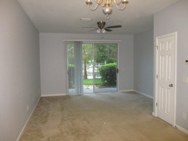 Foto del edificio - 3684 Summerlin Ln E