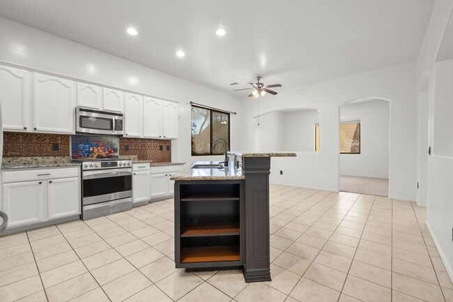 Building Photo - Beautiful Home with Pool and Spa and 3 car...