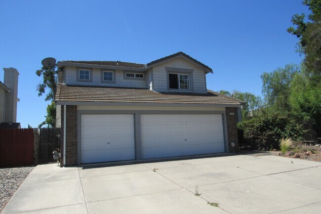 Foto del edificio - Beautiful 4 Bed/3 Bath Tracy Home with Pool and Fresh Paint