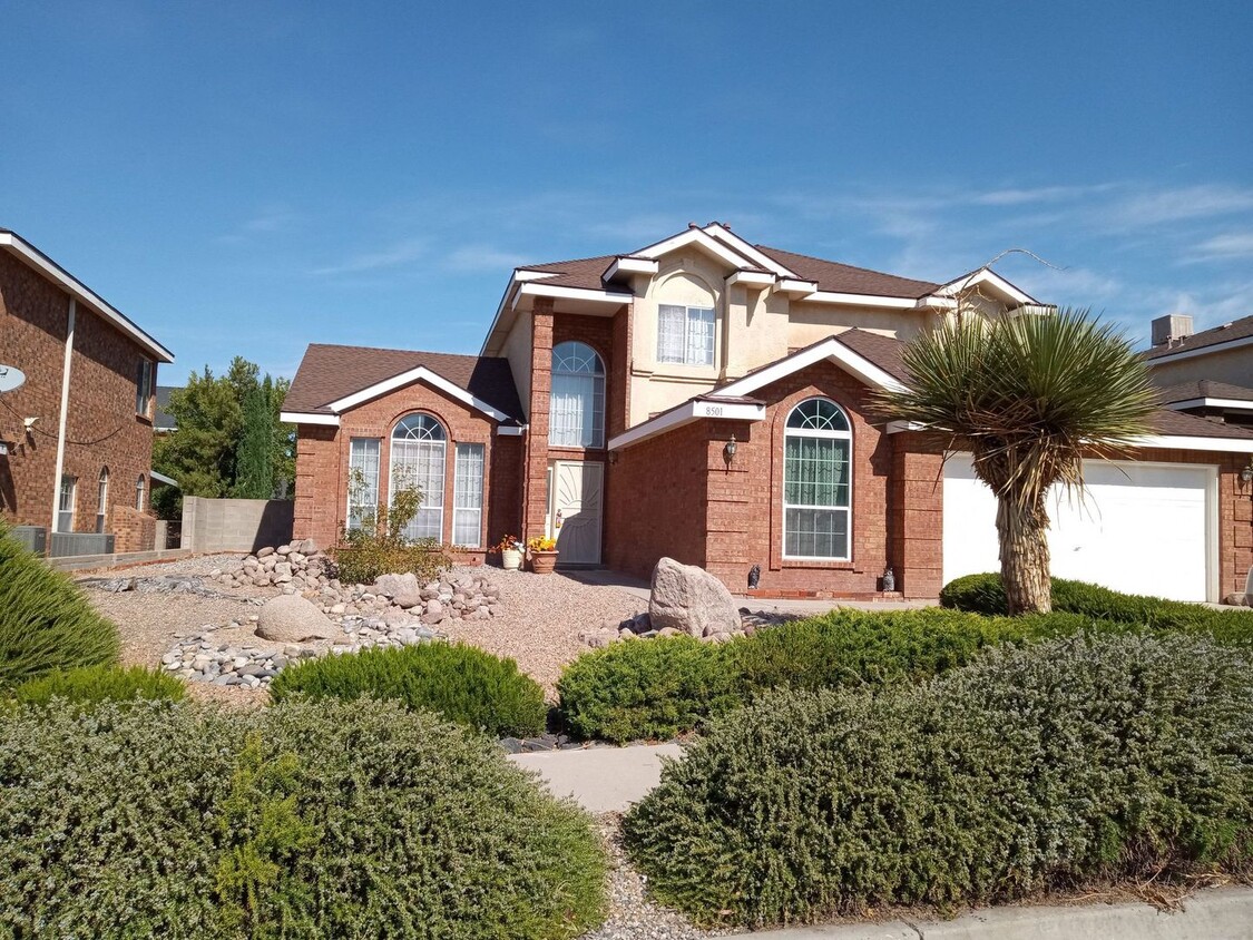 AVAILABLE NOW! 5 Bed 3 Bath- aprox 2700 s... - AVAILABLE NOW! 5 Bed 3 Bath- aprox  2700 s...