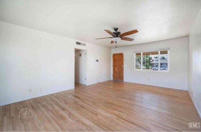 Building Photo - 716 Wayne Dr