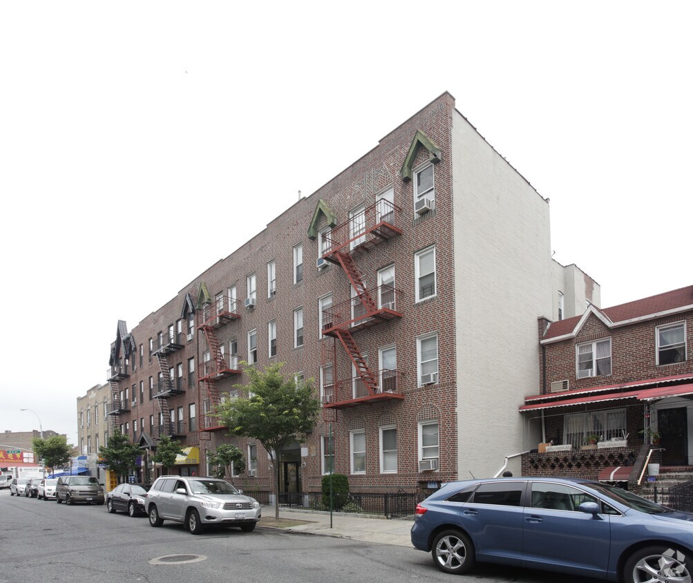 Building Photo - 1415 W 8th St