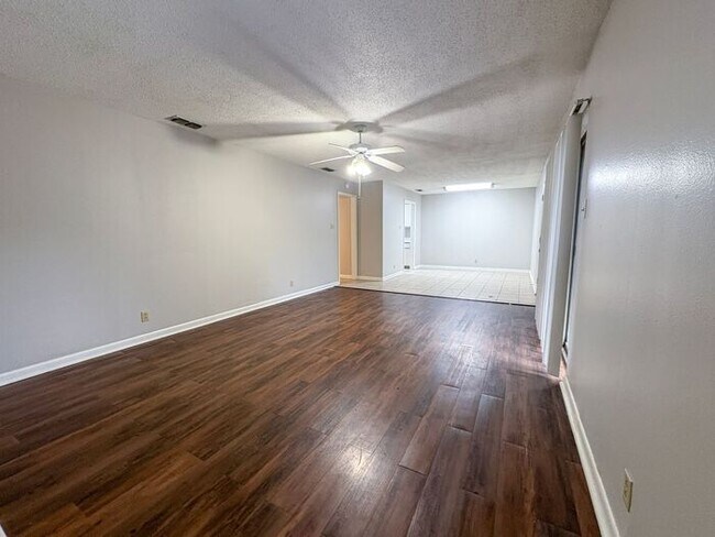 Foto del edificio - 3 Bed 2 Bath Apartment in Central Tyler! F...