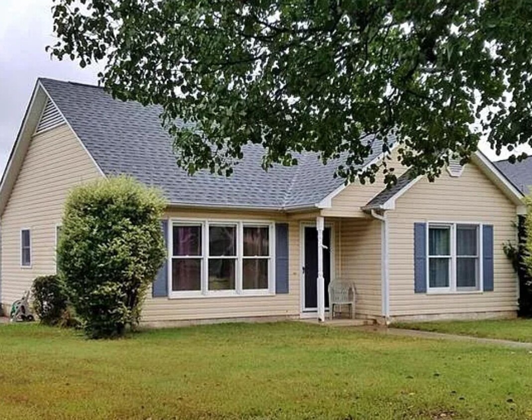 Foto principal - Fully Renovated 3-Bedroom, 2 Bathroom Home
