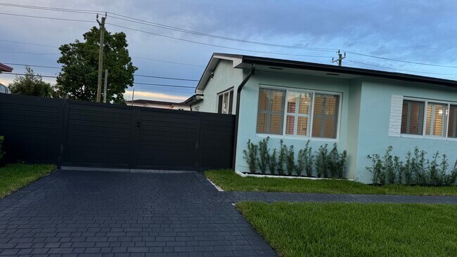 Foto del edificio - 8366 SW 37th St