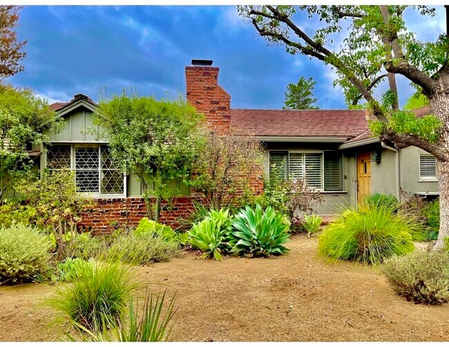 Building Photo - 5861 Varna Ave