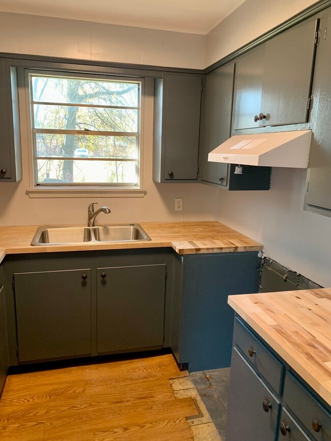 Kitchen - 981 W McKinley St