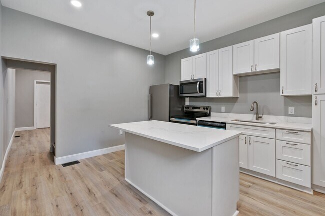 Building Photo - Beautifully Renovated 2BD/2BTH + office in...
