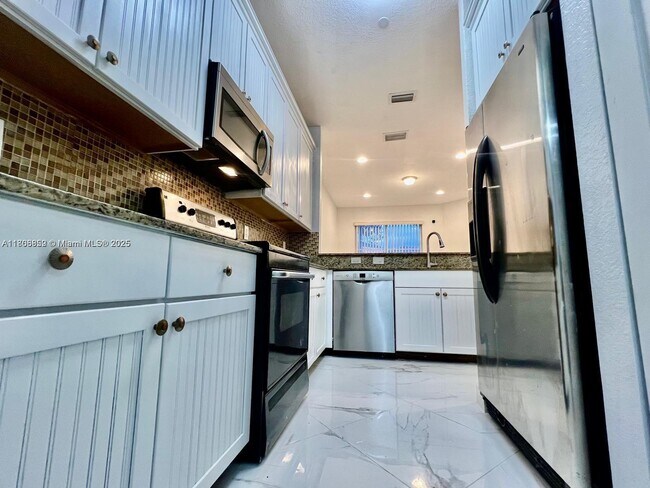 Foto del edificio - 8962 SW 18th St