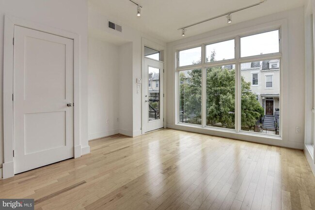 Foto del edificio - 729 Hobart Pl NW