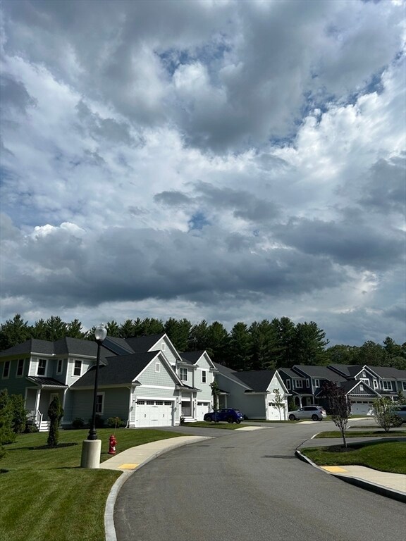 Foto del edificio - 6 Lily Pond Ln