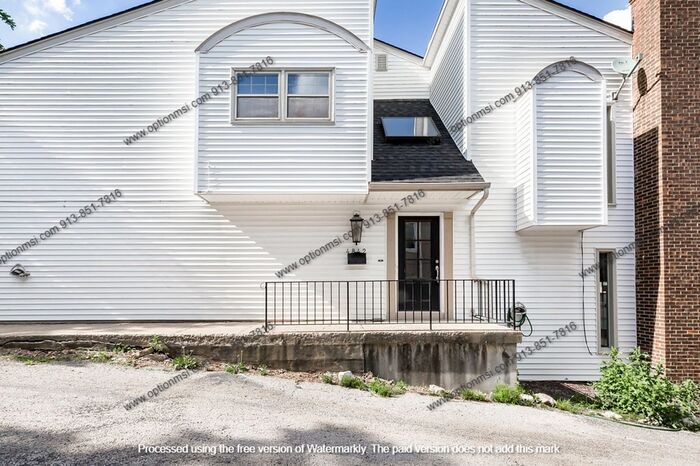 Primary Photo - Fantastic Plaza location!!