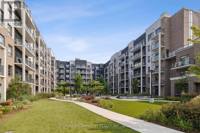 Photo du bâtiment - 5055-5055 Greenlane