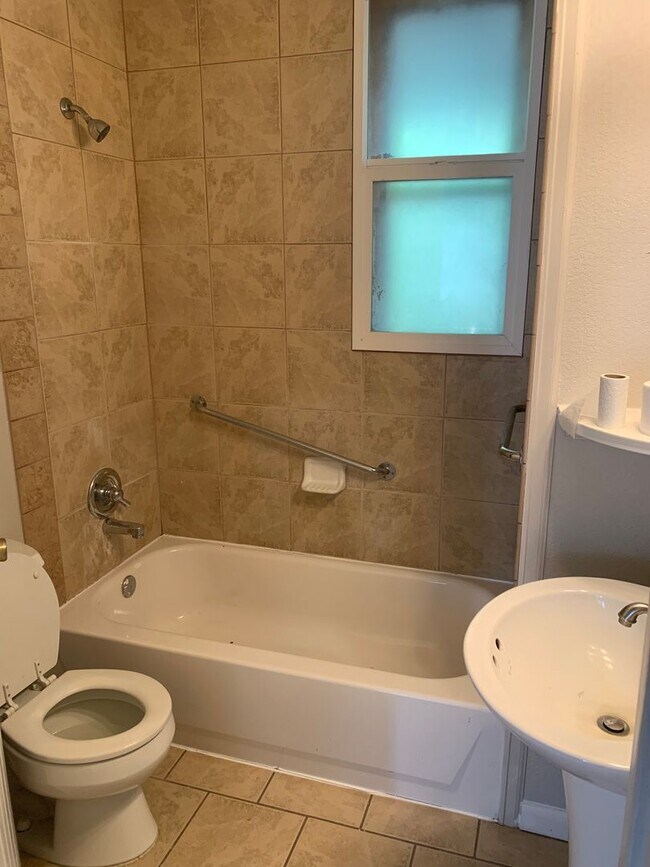 Foto del edificio - 4 BEDROOM, 1 BATHROOM, SINGLE FAMILY HOME, CONVENIENT DOWNTOWN LOCATION!